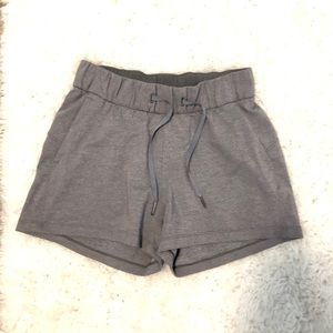 Lululemon On the Fly Short Woven 2.5" Size 4